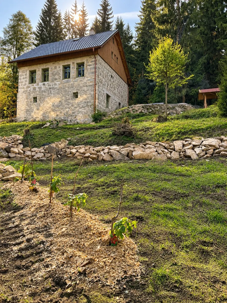 Kamenná chalupa nad svažitou zahradou na kraji lesa ve Vysoké Peci