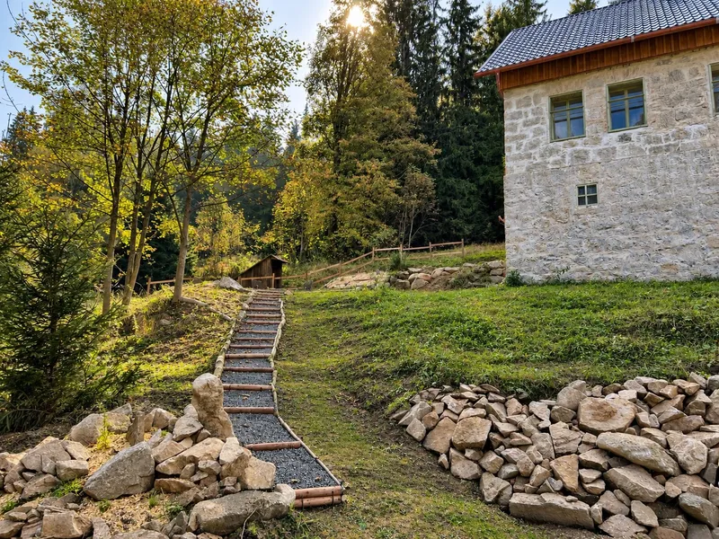 Schody přes zahradu nahoru ke kamenné chalupě